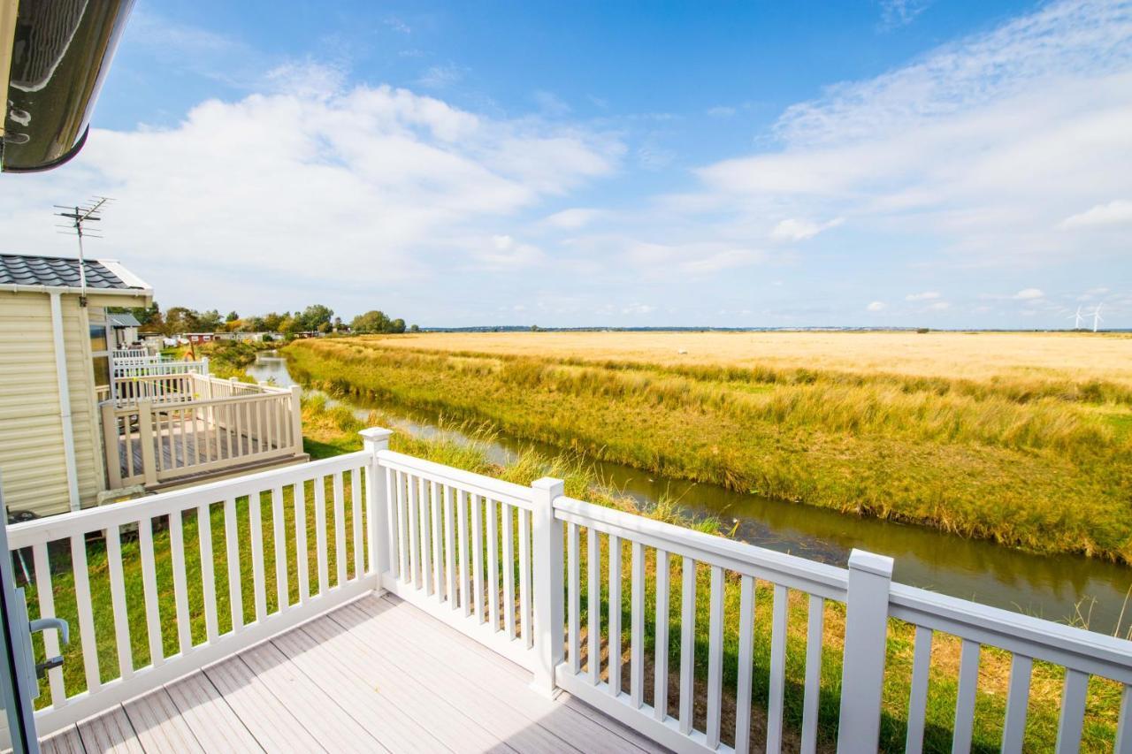River Lodge Platinum Plus Holiday Home With River Views, Free Wifi & Netflix Camber Exterior photo